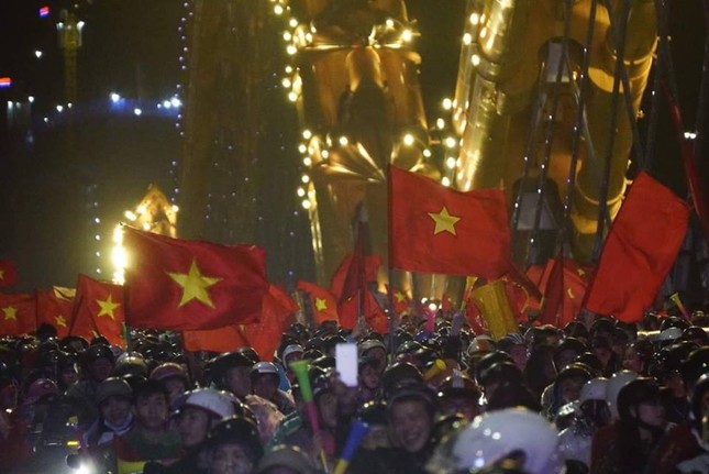 Việt Nam vô địch, mặc trời mưa, người hâm mộ Đà Nẵng vẫn "biến" mưa thành "bão" ảnh 2