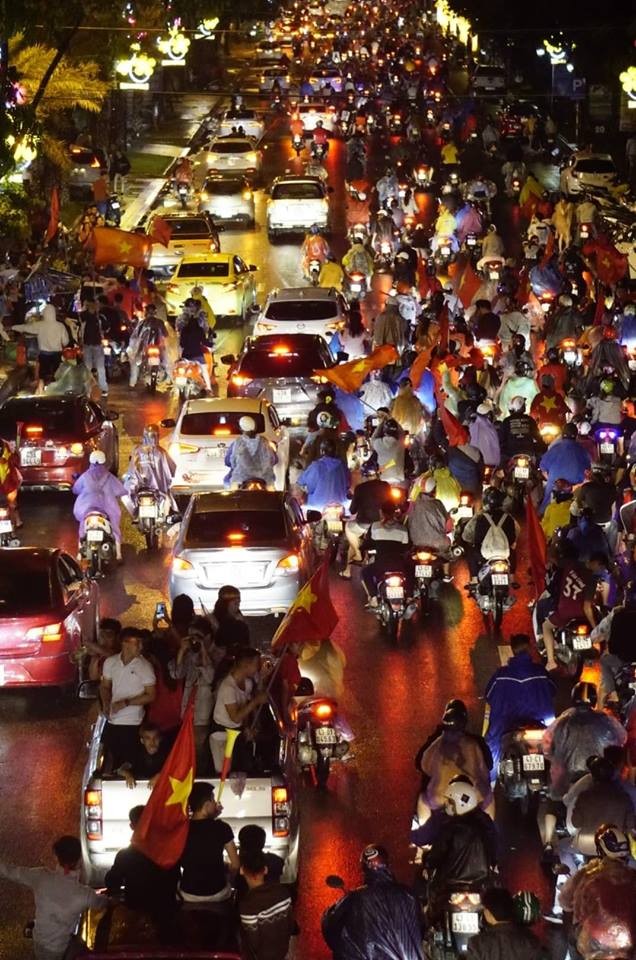 Việt Nam vô địch, mặc trời mưa, người hâm mộ Đà Nẵng vẫn "biến" mưa thành "bão" ảnh 4
