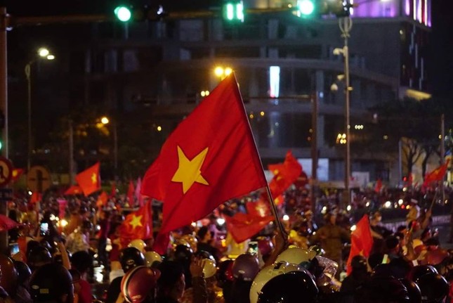 Việt Nam vô địch, mặc trời mưa, người hâm mộ Đà Nẵng vẫn "biến" mưa thành "bão" ảnh 5