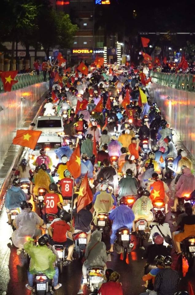 Việt Nam vô địch, mặc trời mưa, người hâm mộ Đà Nẵng vẫn "biến" mưa thành "bão" ảnh 6