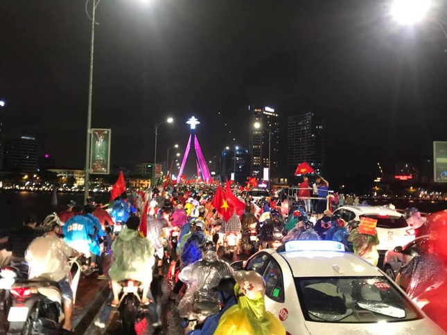 Việt Nam vô địch, mặc trời mưa, người hâm mộ Đà Nẵng vẫn "biến" mưa thành "bão" ảnh 7