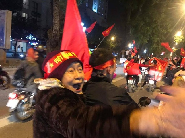 Việt Nam vô địch, mặc trời mưa, người hâm mộ Đà Nẵng vẫn "biến" mưa thành "bão" ảnh 8