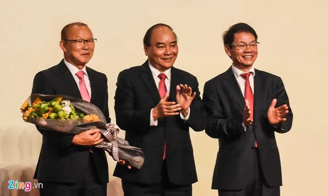 HLV Park dùng 100.000 USD tiền thưởng cho người nghèo và bóng đá Việt ảnh 1