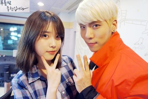 IU khiến fan cảm động khi tưởng nhớ Jonghyun ngay trong concert kỷ niệm 10 năm ca hát ảnh 2
