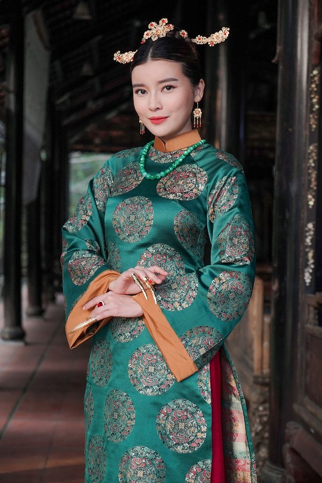 Diễn viên "Hậu duệ Mặt Trời" bản Việt - Cao Thái Hà bất ngờ "tiến cung" làm phi tần ảnh 1