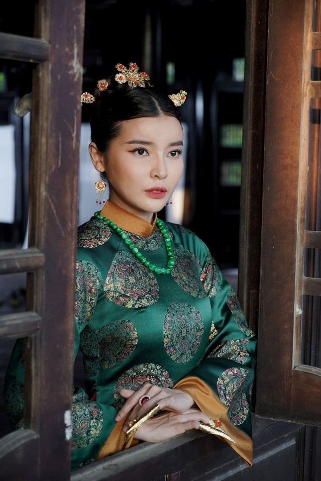 Diễn viên "Hậu duệ Mặt Trời" bản Việt - Cao Thái Hà bất ngờ "tiến cung" làm phi tần ảnh 3