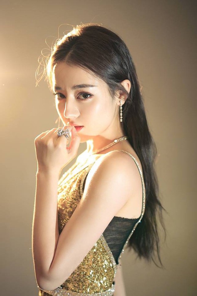 Địch Lệ Nhiệt Ba sẽ “xông đất” cho tạp chí thời trang L’Officiel năm 2019 ảnh 4