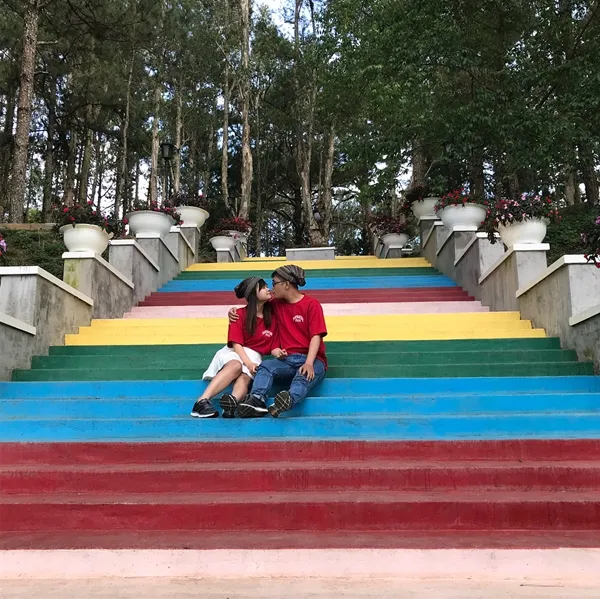 Không cần đến Malaysia, ở Việt Nam cũng có những bậc thang cầu vồng cho bạn tha hồ "sống ảo" ảnh 4