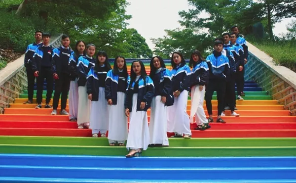 Không cần đến Malaysia, ở Việt Nam cũng có những bậc thang cầu vồng cho bạn tha hồ "sống ảo" ảnh 5