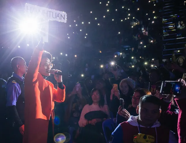 Hà Anh Tuấn xúc động hát tặng fan mất vì bệnh tim trong concert tại Đà Lạt ảnh 8