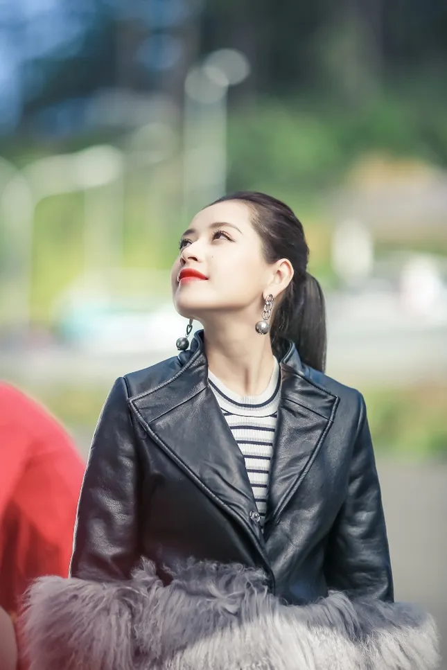 Soi phong cách ăn diện của Chi Pu với vai diễn Hạ Linh trong "She Was Pretty" bản Việt ảnh 1