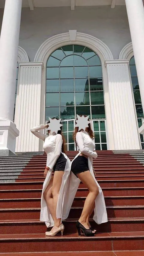 Hai cô gái mặc áo dài với quần đùi, tạo dáng phản cảm chụp kỷ yếu ảnh 2