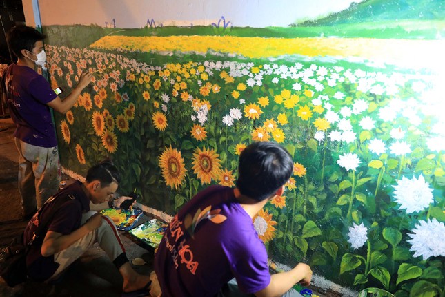 Chợ hoa Hồ Thị Kỷ ở Sài Gòn "khoác áo mới", bớt "nặng mùi" so với trước ảnh 4
