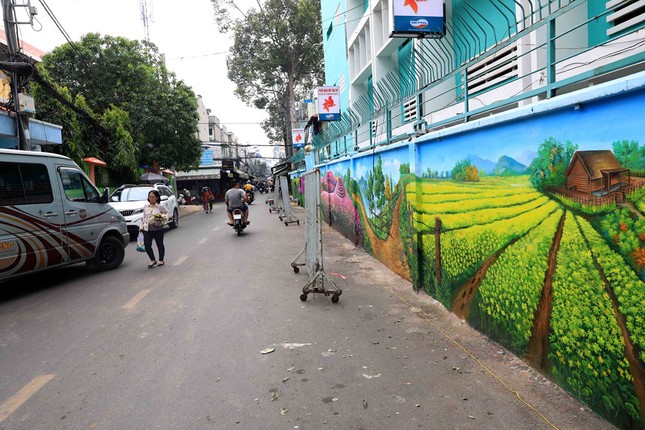 Chợ hoa Hồ Thị Kỷ ở Sài Gòn "khoác áo mới", bớt "nặng mùi" so với trước ảnh 15