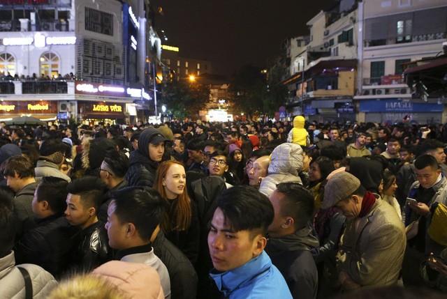 Hà Nội: Hàng vạn người hân hoan chào đón năm mới 2019 ở hồ Gươm ảnh 5