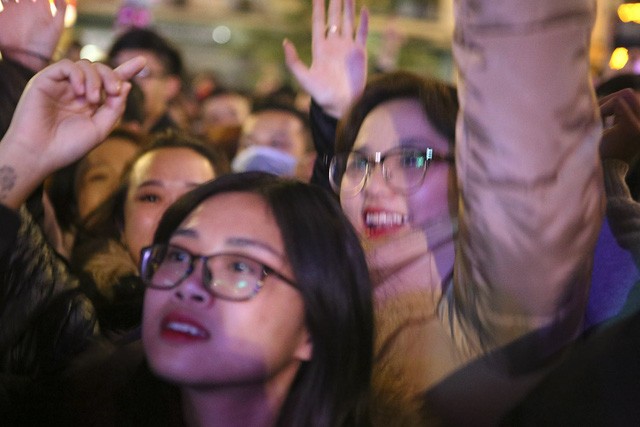 Hà Nội: Hàng vạn người hân hoan chào đón năm mới 2019 ở hồ Gươm ảnh 9