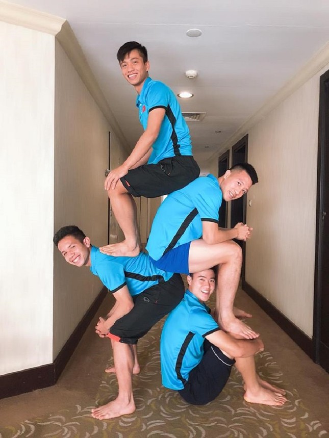 Người hâm mộ "đau lòng" khi chứng kiến cầu thủ Duy Mạnh bị "đè đầu cưỡi cổ" ảnh 1