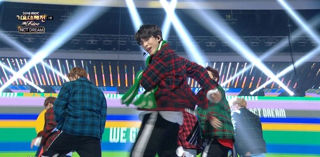 BTS trình diễn “Mic Drop” một cách khác lạ trên sân khấu đón năm mới 2019 ảnh 6