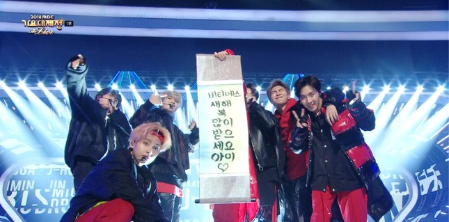 BTS trình diễn “Mic Drop” một cách khác lạ trên sân khấu đón năm mới 2019 ảnh 7