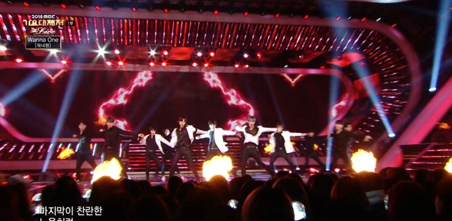 BTS trình diễn “Mic Drop” một cách khác lạ trên sân khấu đón năm mới 2019 ảnh 8