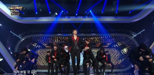 BTS trình diễn “Mic Drop” một cách khác lạ trên sân khấu đón năm mới 2019 ảnh 9