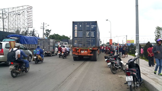 Xe container lao vào dòng xe dừng đèn đỏ, 3 người tử vong tại chỗ, hơn 10 người bị thương ảnh 2