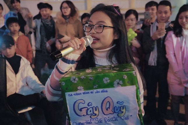 Phương Mỹ Chi gây chú ý khi ngẫu hứng hát gây quỹ từ thiện trên đường phố Đà Lạt ảnh 1