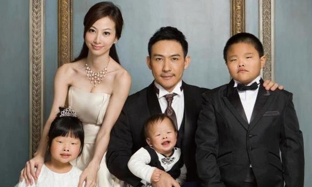 Cô gái trong ảnh "mẹ tiên con cú": Sự nghiệp lụi tàn, 4 năm kiện tụng ảnh 1