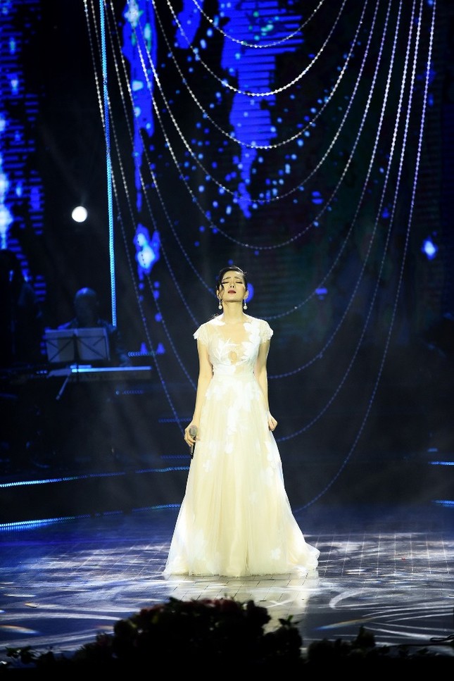 Hương Tràm bất ngờ đến tặng hoa mừng đàn chị Lệ Quyên làm liveshow tại Hà Nội ảnh 1