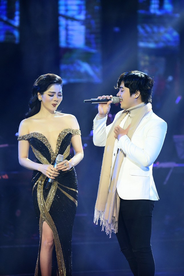 Hương Tràm bất ngờ đến tặng hoa mừng đàn chị Lệ Quyên làm liveshow tại Hà Nội ảnh 4