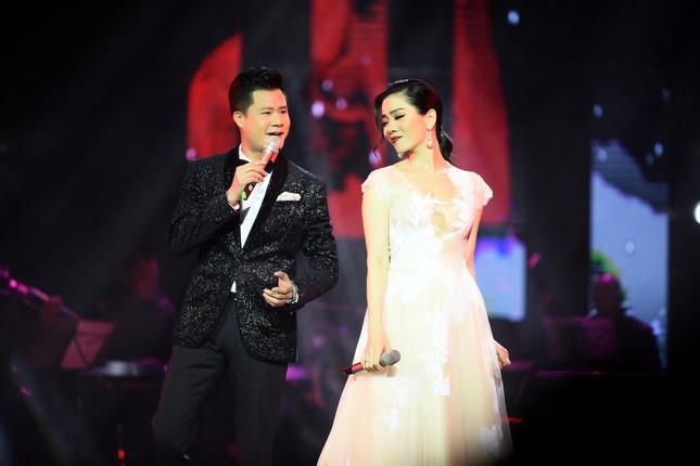 Hương Tràm bất ngờ đến tặng hoa mừng đàn chị Lệ Quyên làm liveshow tại Hà Nội ảnh 2