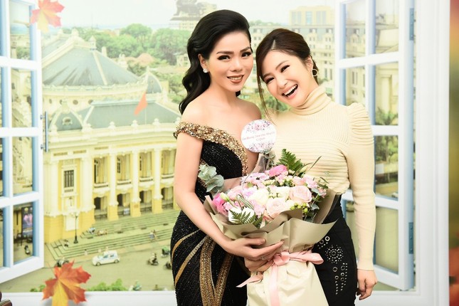 Hương Tràm bất ngờ đến tặng hoa mừng đàn chị Lệ Quyên làm liveshow tại Hà Nội ảnh 6