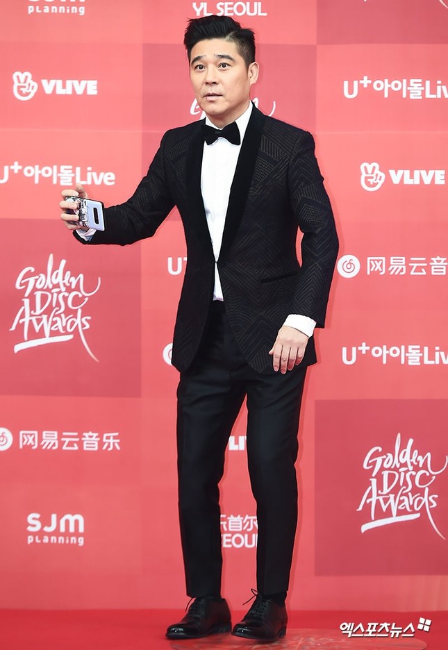 Thảm đỏ "Golden Disc Awards": BTS và Ha Sungwoon (Wanna One) vắng mặt đầy tiếc nuối ảnh 7