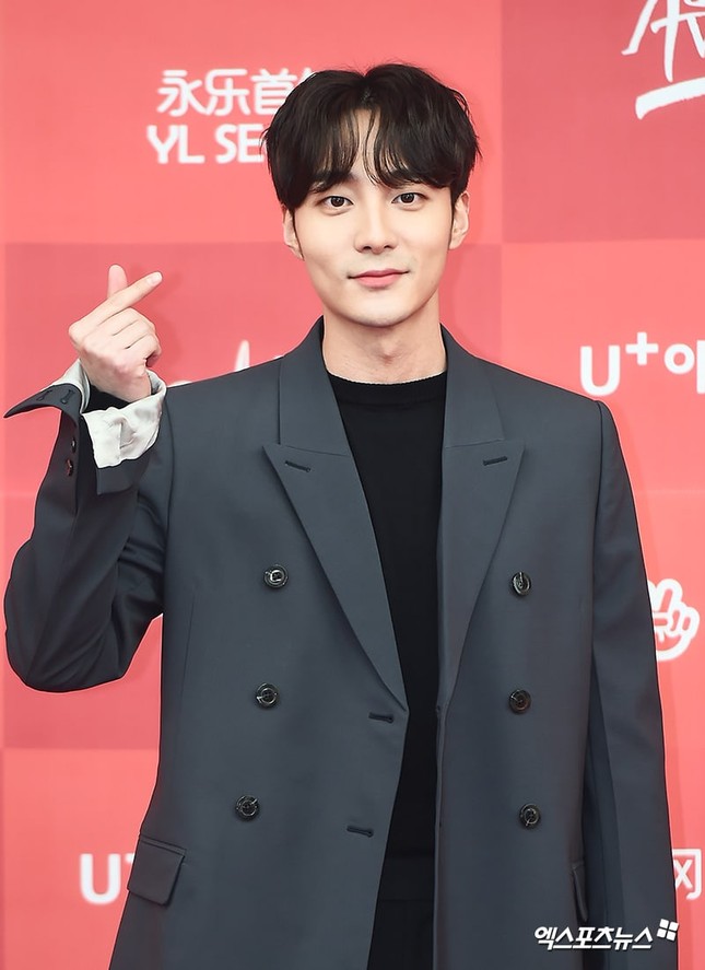 Thảm đỏ "Golden Disc Awards": BTS và Ha Sungwoon (Wanna One) vắng mặt đầy tiếc nuối ảnh 9