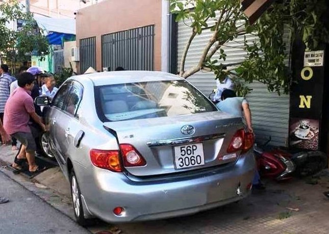 TP.HCM: Người phụ nữ lùi xe như "bay" ra đường, "cuốn" 4 xe máy trên vỉa hè ảnh 1