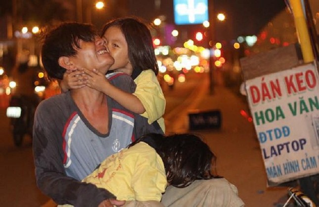 Loạt ảnh "người hùng thầm lặng" và câu hỏi khiến ai cũng cay mắt: "Bao lâu bạn chưa nói yêu bố?" ảnh 2