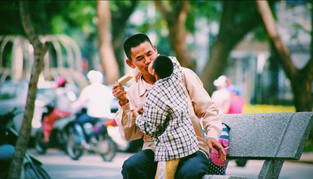 Loạt ảnh "người hùng thầm lặng" và câu hỏi khiến ai cũng cay mắt: "Bao lâu bạn chưa nói yêu bố?" ảnh 5
