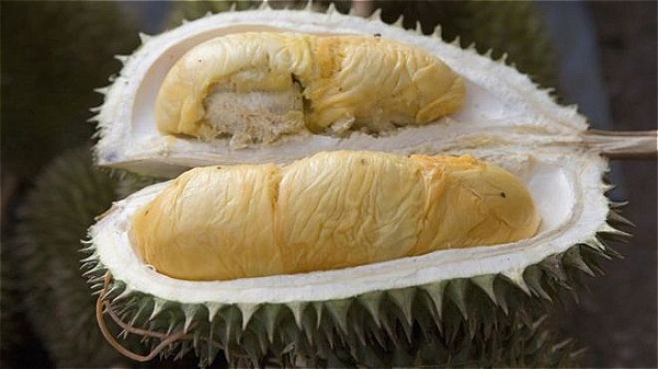 Bổ sầu riêng ăn giữa sân ga vì bị cấm mang lên tàu, cô gái gây tranh cãi ảnh 2