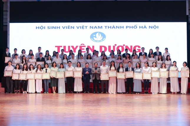 Sinh viên ĐH Kinh tế Quốc dân rạng rỡ đón "Ngày truyền thống học sinh, sinh viên" ảnh 3
