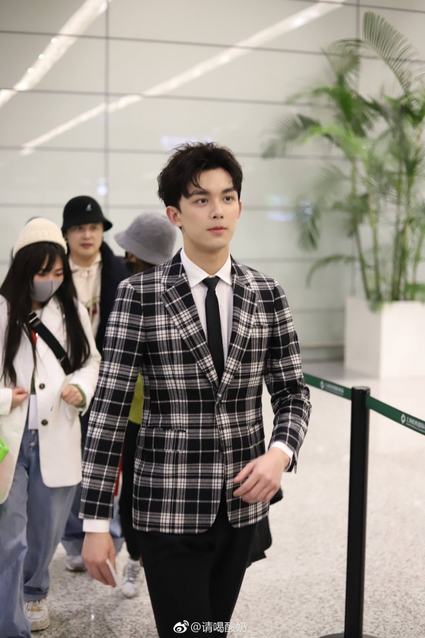 Hậu ly hôn, Dương Mịch xuất hiện đầy sang chảnh tại sự kiện “Phong vân thịnh điển” ảnh 1