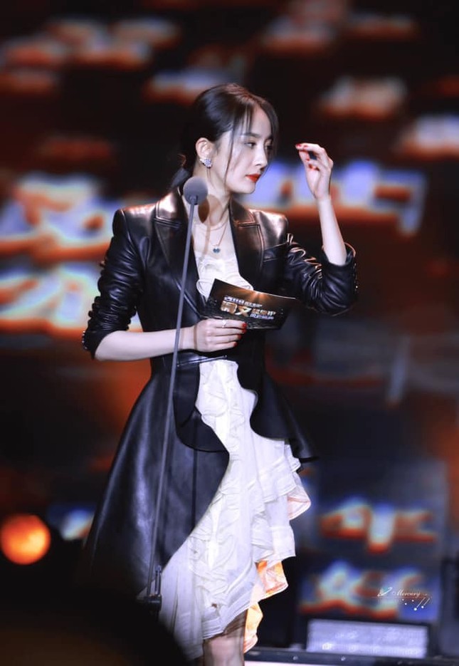 Hậu ly hôn, Dương Mịch xuất hiện đầy sang chảnh tại sự kiện “Phong vân thịnh điển” ảnh 8