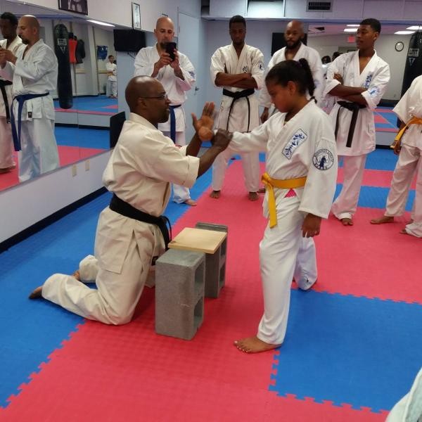 Mỹ: Tên bắt cóc đuổi theo “con mồi” vào võ đường karate và nhận lấy cái kết nhớ đời ảnh 1