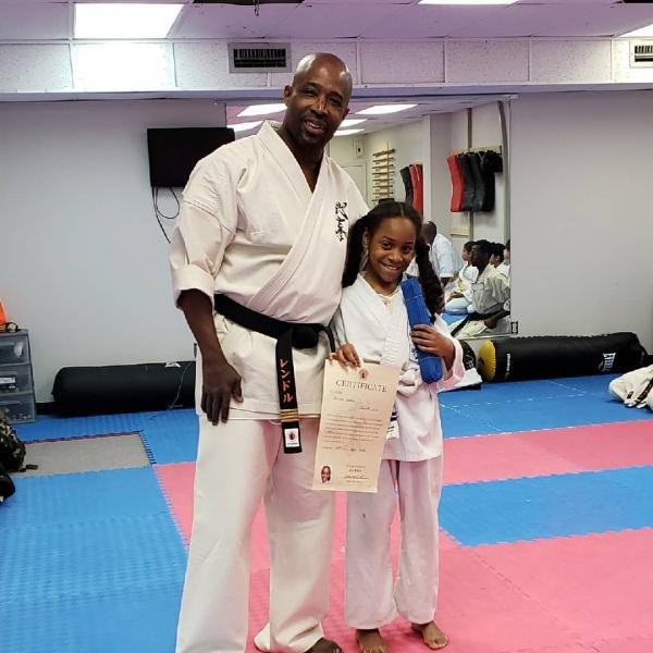 Mỹ: Tên bắt cóc đuổi theo “con mồi” vào võ đường karate và nhận lấy cái kết nhớ đời ảnh 2