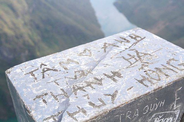 Dân phượt bức xúc vì đèo Mã Pí Lèng nổi tiếng Hà Giang bị vẽ bậy ảnh 4