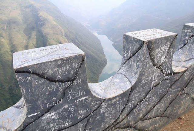 Dân phượt bức xúc vì đèo Mã Pí Lèng nổi tiếng Hà Giang bị vẽ bậy ảnh 5