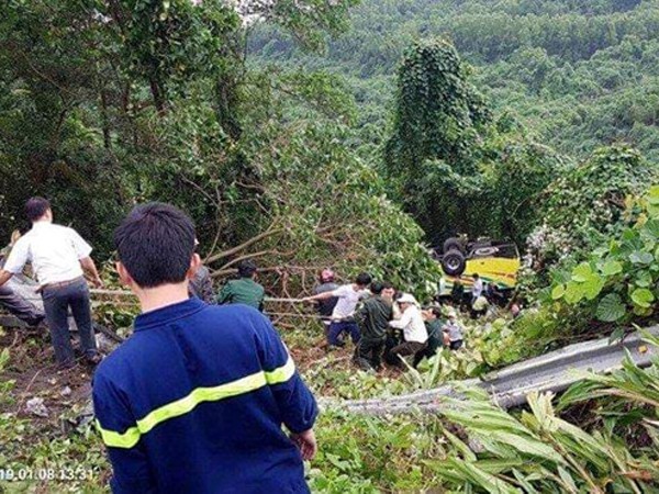 Xe khách chở hàng chục sinh viên lật xuống vực đèo Hải Vân ảnh 1