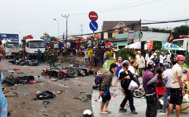 Anh xe ôm đưa nạn nhân vụ tai nạn Long An đi viện: "Cứu người thì ít, chụp ảnh thì nhiều" ảnh 2