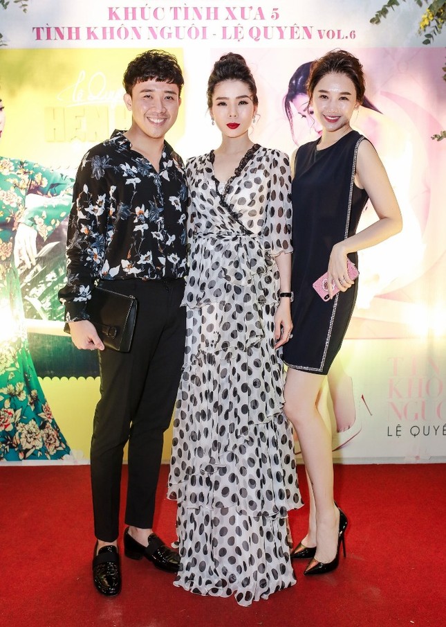 Vợ chồng Hari Won - Trấn Thành tình tứ đến chúc mừng ca sĩ Lệ Quyên ra album mới ảnh 1