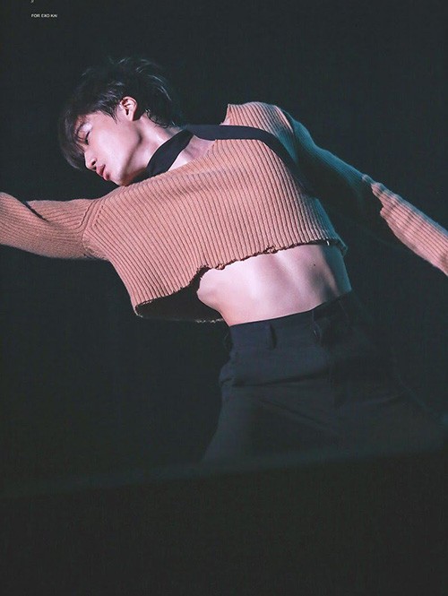 Sau Kai (EXO), đến lượt Kang Daniel (Wanna One) "lăng xê" cho mốt áo crop top ảnh 4