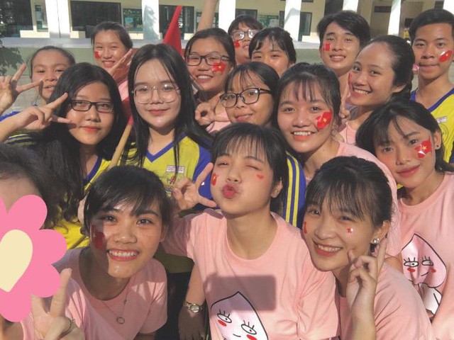 Cô giáo 9X dạy Văn bằng âm nhạc khiến học trò mê mẩn ảnh 1